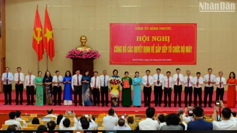 Các đồng chí nhận quyết định thành lập Đảng bộ Ủy ban nhân dân tỉnh Bình Phước.