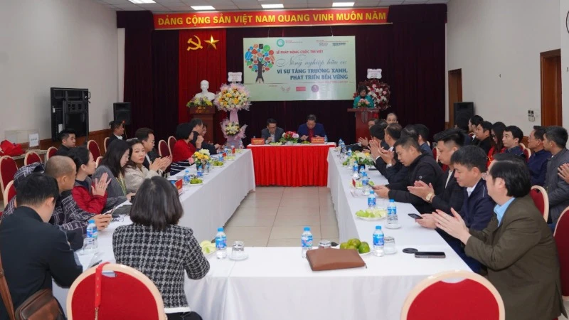 Toàn cảnh lễ phát động cuộc thi viết về nông nghiệp hữu cơ.