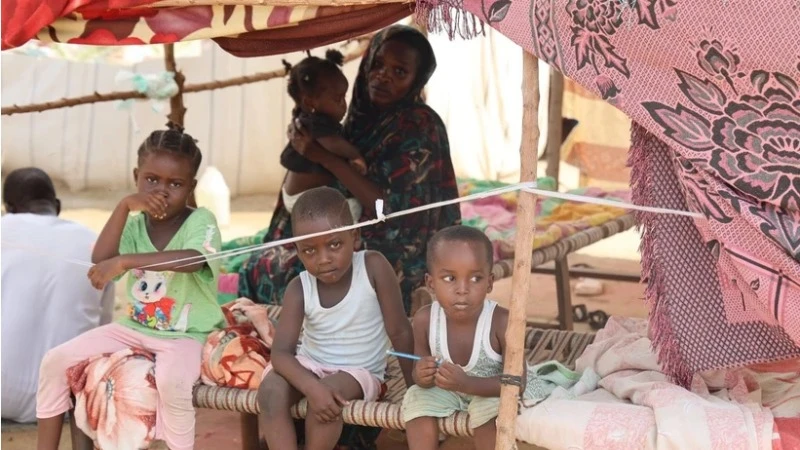 Người dân tại trại tị nạn ở Port Sudan, bang Biển Đỏ, Sudan. (Ảnh: THX/TTXVN)