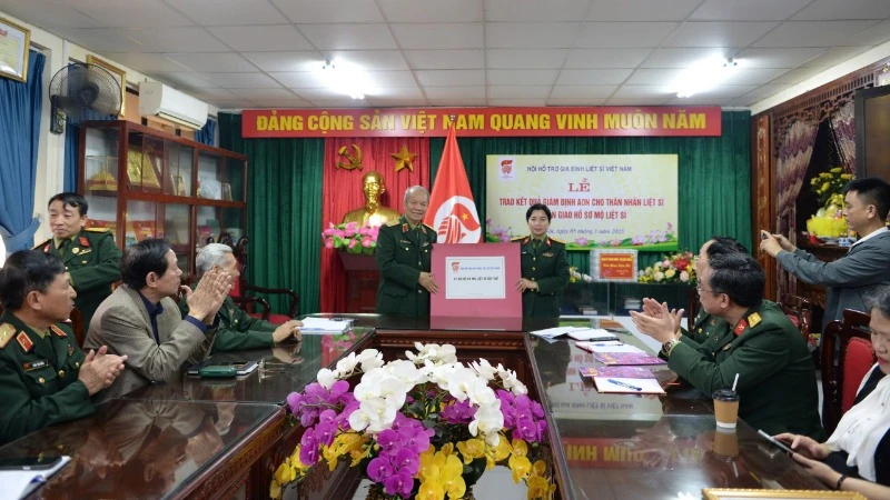 Đại diện Hội Hỗ trợ gia đình liệt sĩ Việt Nam bàn giao 21 bộ hồ sơ thông tin về mộ tập thể liệt sĩ cho Văn phòng Ban Chỉ đạo quốc gia 515.