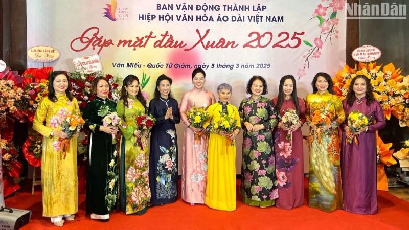 Các thành viên Ban vận động thành lập Hiệp hội Văn hóa Áo dài Việt Nam.