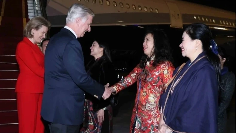 Đại biểu đón Nhà vua Bỉ Philippe và Hoàng hậu Mathilde tại sân bay quốc tế Nội Bài. (Ảnh: An Đăng/TTXVN)