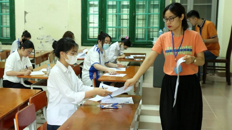 Thí sinh dự thi kỳ thi THPT quốc gia năm 2024 tại điểm thi Trường THPT Chu Văn An (Hà Nội). (Ảnh NGỌC MAI)