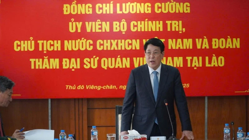 Chủ tịch nước Lương Cường phát biểu tại cuộc gặp với cán bộ, nhân viên Đại sứ quán Việt Nam tại Lào.