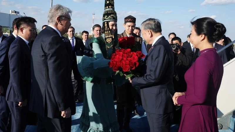 Lễ đón Tổng Bí thư Tô Lâm và Phu nhân tại Sân bay quốc tế Nursultan Nazarbayev, thủ đô Astana. (Ảnh: THỐNG NHẤT/TTXVN)