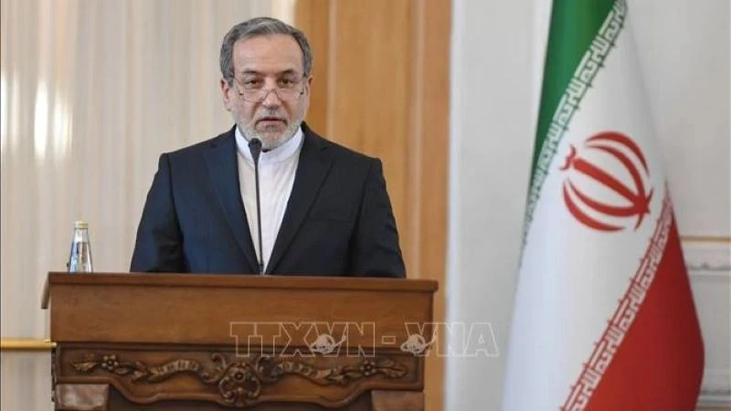 Ngoại trưởng Iran Seyed Abbas Araghchi phát biểu trong một cuộc họp báo ở Tehran. (Ảnh: THX/TTXVN)