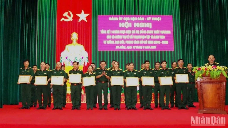 Lãnh đạo Cục Hậu cần-Kỹ thuật khen thưởng các tập thể và cá nhân có thành tích xuất sắc trong thực hiện Chỉ thị 05. (Ảnh: ĐÌNH TĂNG)