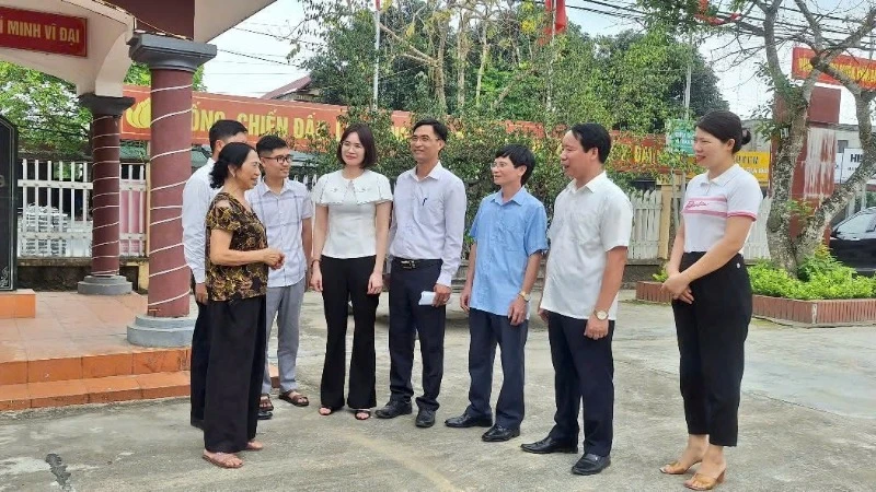 Cán bộ và nhân dân thị trấn Đoan Hùng, huyện Đoan Hùng, tỉnh Phú Thọ trao đổi kinh nghiệm xây dựng đời sống văn hóa ở khu dân cư.