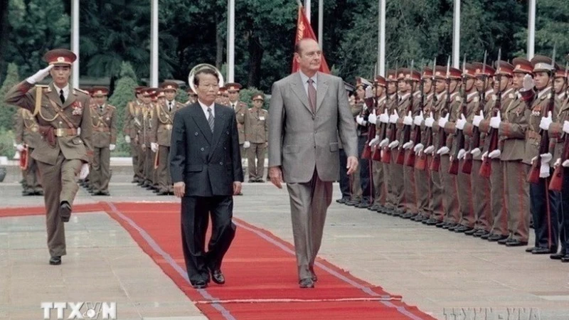 Chủ tịch nước Trần Đức Lương chủ trì Lễ đón Tổng thống Pháp Jacques Chirac thăm chính thức Việt Nam và dự Hội nghị Cấp cao Diễn đàn Á-Âu lần thứ 5 (ASEM 5), từ ngày 6-8/10/2004. (Ảnh: TTXVN)