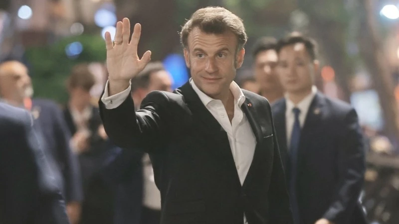 Tổng thống Pháp Emmanuel Macron vẫy chào người dân Thủ đô. (Ảnh: TTXVN)