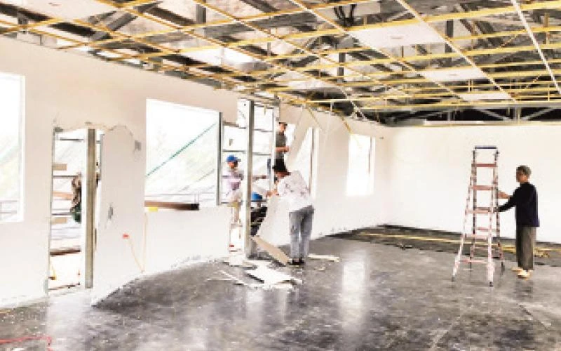 Lực lượng chức năng huyện Mê Linh tháo dỡ công trình vi phạm trên đất nông nghiệp tại xã Thạch Đà. (Ảnh THANH TUYỀN)