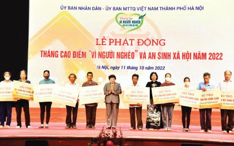 Lãnh đạo thành phố trao hỗ trợ sinh kế cho người nghèo, người khó khăn tại Lễ phát động Tháng cao điểm "Vì người nghèo" và an sinh xã hội năm 2022. (Ảnh THÀNH NGUYỄN)