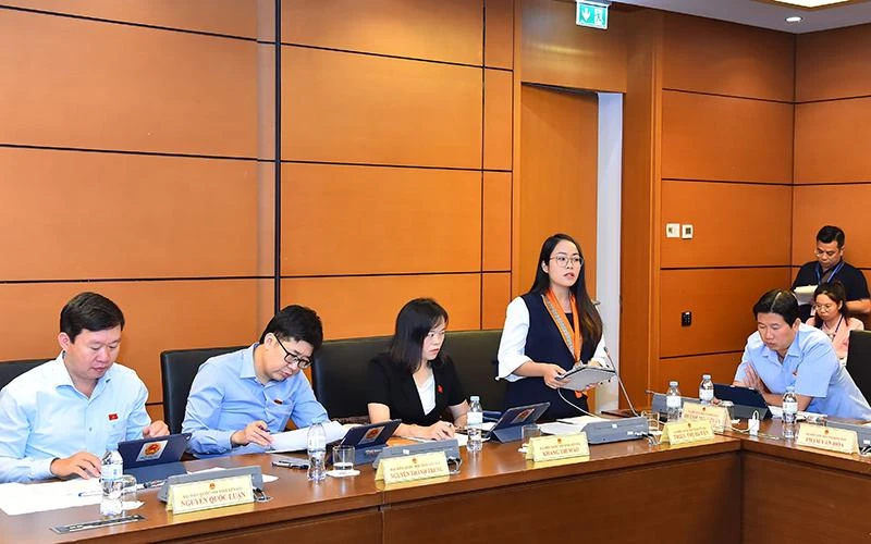 Đại biểu Quốc hội tỉnh Yên Bái phát biểu thảo luận tại tổ. (Ảnh THỦY NGUYÊN)