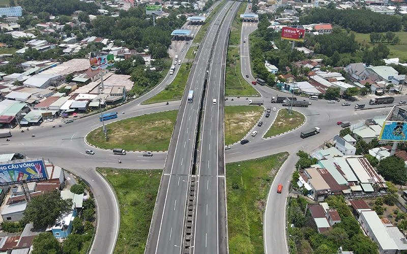 Đường bộ cao tốc Thành phố Hồ Chí Minh-Long Thành-Dầu Giây, đoạn qua địa bàn tỉnh Đồng Nai. (Ảnh THIÊN VƯƠNG)