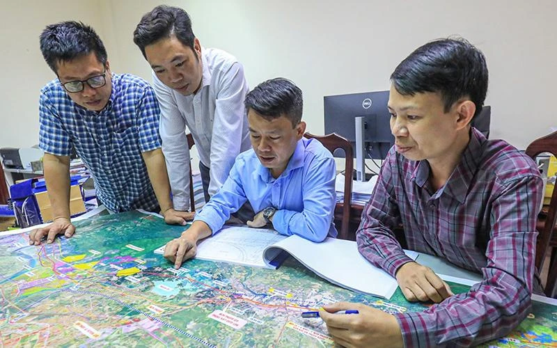 Cán bộ, chuyên viên Cục Quản lý đầu tư xây dựng (Bộ Giao thông vận tải) liên tục làm việc đến 22-23 giờ.