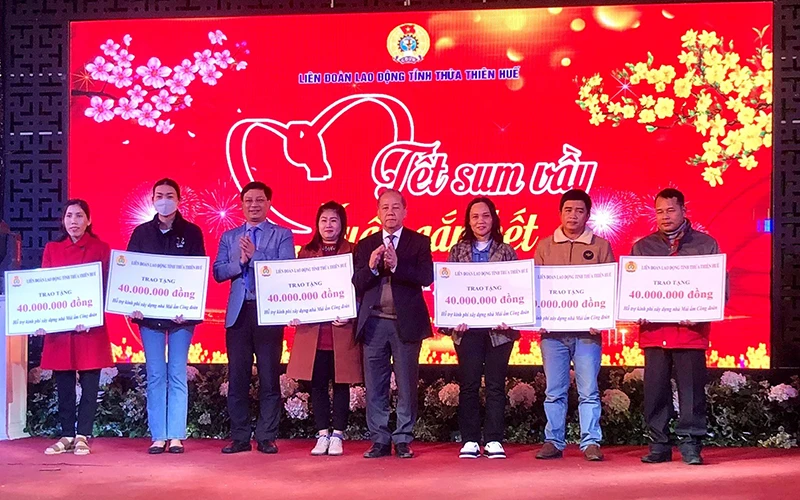 Lãnh đạo tỉnh Thừa Thiên Huế trao kinh phí hỗ trợ xây dựng, sửa chữa nhà “Mái ấm Công đoàn” cho đoàn viên, người lao động có hoàn cảnh khó khăn.