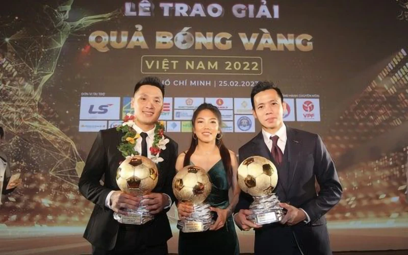 Văn Quyết, Huỳnh Như và Văn Ý (từ phải sang) nhận danh hiệu Quả bóng vàng 2022. (Ảnh THANH VŨ)