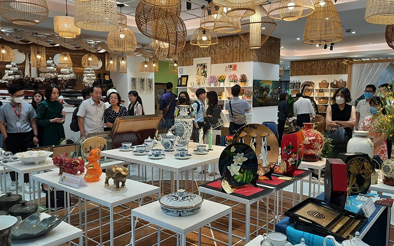 Các doanh nghiệp tham quan phòng trưng bày thuộc Trung tâm Xúc tiến thương mại và đầu tư thành phố. 