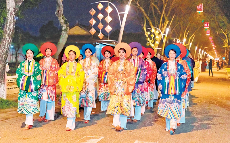 Quảng diễn áo dài tại phố đêm Hoàng thành Huế. 