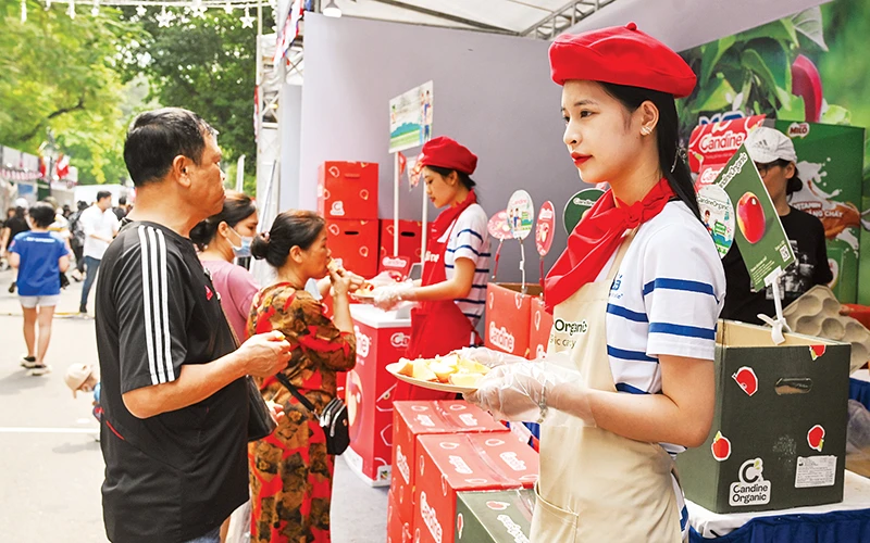 Ẩm thực và văn hóa Pháp tại phố đi bộ hồ Hoàn Kiếm