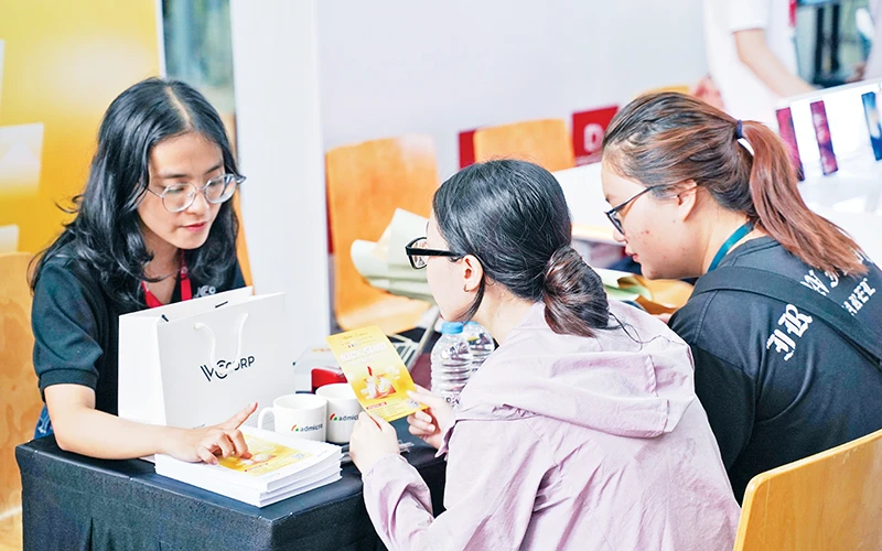 Chương trình tư vấn tại Trường THPT Đa Phước, huyện Bình Chánh.