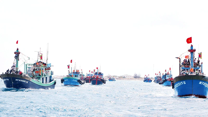 Đoàn tàu thực hiện nghi thức lễ rước linh hồn Ông Nam Hải vào bờ.