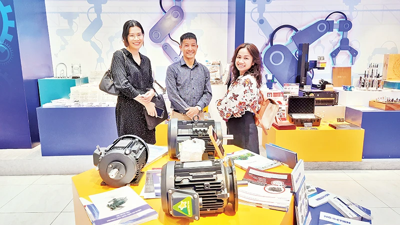 Một gian hàng giới thiệu sản phẩm ngành cơ khí, thiết bị điện và công nghệ số của doanh nghiệp Thành phố Hồ Chí Minh năm 2023.
