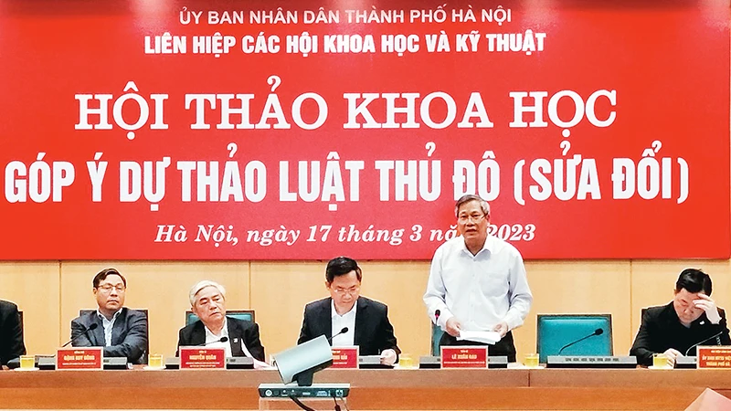 Hội thảo khoa học "Góp ý dự thảo Luật Thủ đô (sửa đổi)" do Liên hiệp các Hội Khoa học và Kỹ thuật Hà Nội tổ chức. (Ảnh MINH ANH)