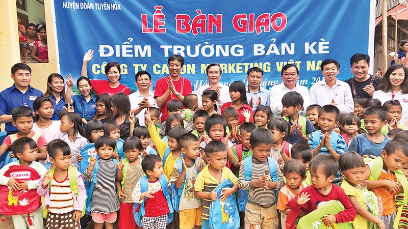 Lễ bàn giao điểm trường mầm non ở xã Bản Kè, huyện Tuyên Hóa, tỉnh Quảng Bình do Công ty cổ phần Lê Bảo Minh xây tặng.