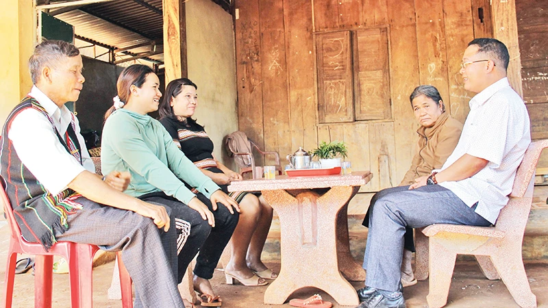 Bí thư Chi bộ thôn 4 (xã Đắk Ơ, huyện Bù Gia Mập) Bùi Văn Trường (ngoài cùng bên phải) chia sẻ tâm tư, nguyện vọng của quần chúng ưu tú khi đứng vào hàng ngũ của Đảng.
