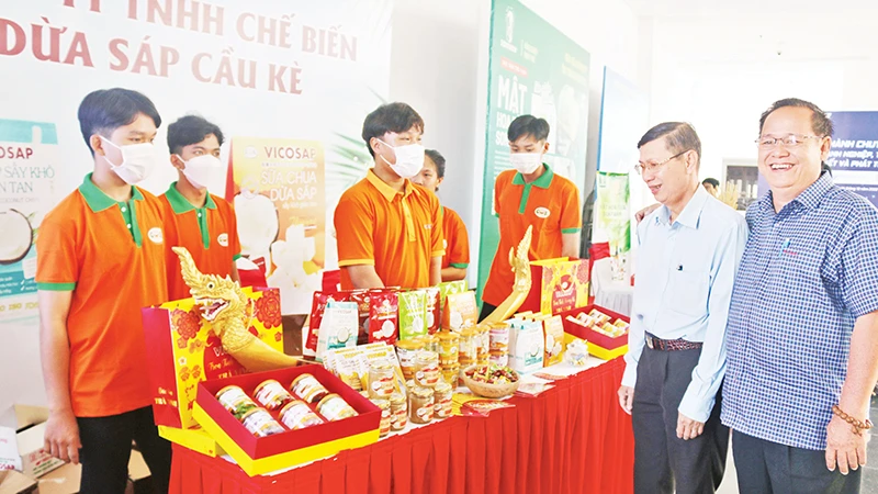 Khách hàng tham quan gian trưng bày sản phẩm chế biến từ dừa sáp của Công ty TNHH chế biến dừa sáp Cầu Kè, huyện Cầu Kè, Trà Vinh.