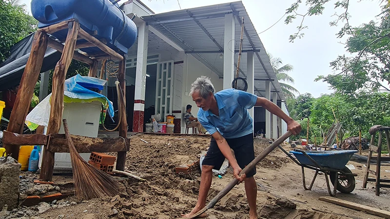 Ông Võ Văn Đăng hoàn thiện những hạng mục cuối của căn nhà.