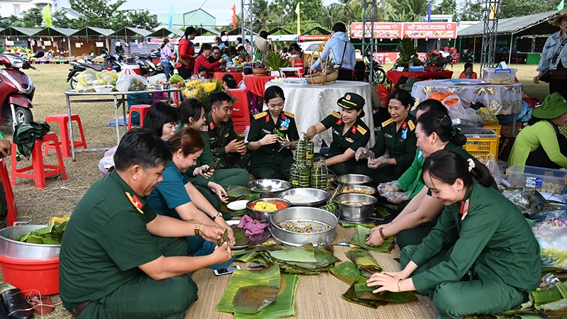 Cán bộ, chiến sĩ Bộ Chỉ huy Quân sự thành phố Cần Thơ gói bánh tét mừng Tết quân-dân năm 2023.