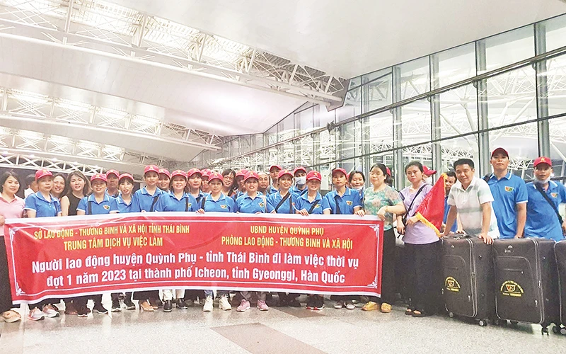 Lễ tiễn 28 lao động nông nghiệp tỉnh Thái Bình sang Hàn Quốc làm việc.