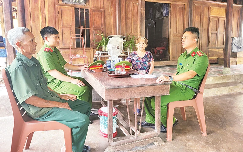 Công an xã Kim Sơn 2 luôn bám dân, bám cơ sở, tích cực lắng nghe tâm tư, nguyện vọng của nhân dân.