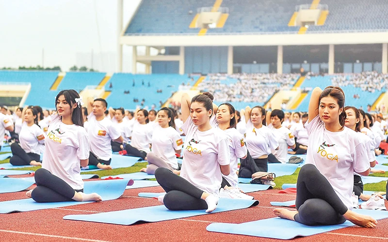 5.000 người đồng diễn yoga, xếp hình cờ Tổ quốc