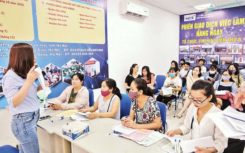 Người lao động tìm kiếm việc làm tại Trung tâm dịch vụ việc làm Hà Nội. (Ảnh QUANG VINH)