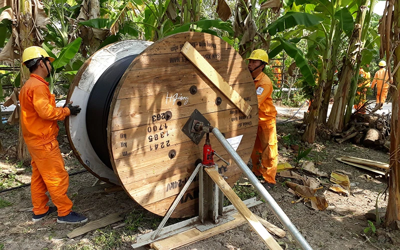 Điện lực Hậu Giang nỗ lực đưa điện lưới quốc gia về nông thôn.