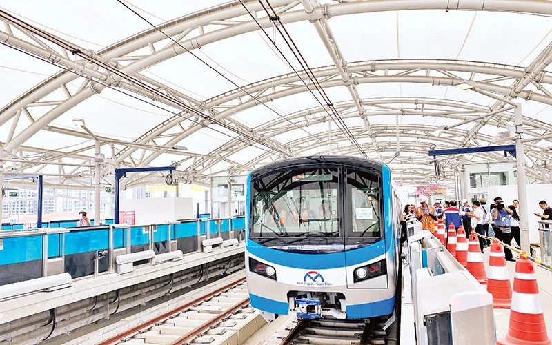 Tuyến metro số 1 Bến Thành-Suối Tiên chạy thử nghiệm toàn tuyến dài gần 20 km, chuẩn bị cho công tác khai thác, vận hành trong năm 2024.