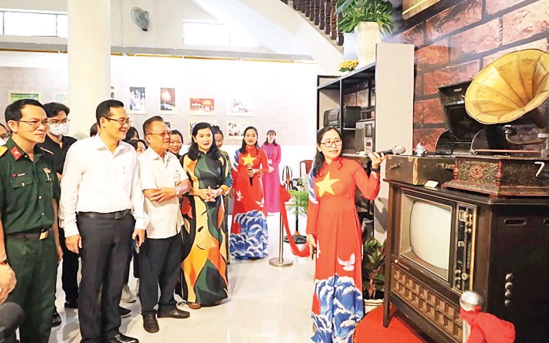 Đại biểu xem trưng bày “Âm thanh xưa”.