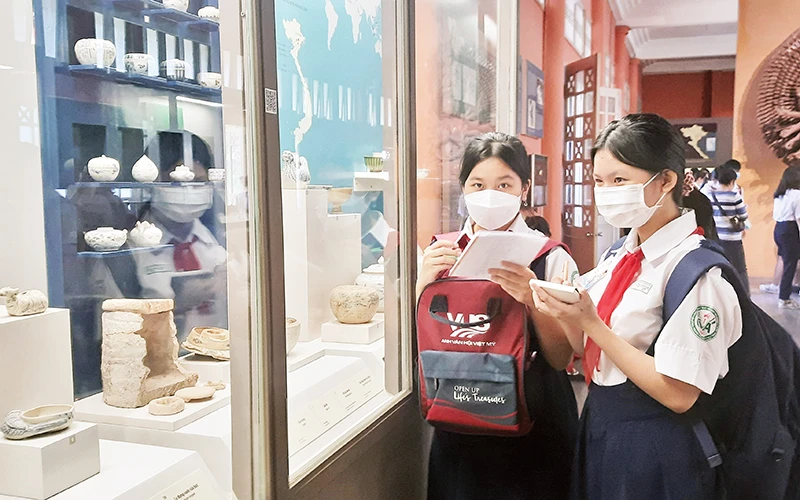 Học sinh tham quan Bảo tàng Lịch sử Thành phố Hồ Chí Minh. 