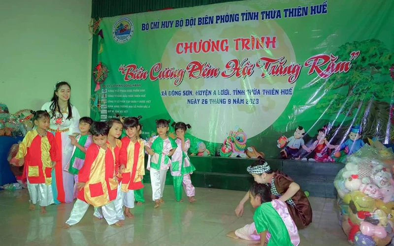 Đêm hội trăng rằm của các em nhỏ xã Đông Sơn, huyện A Lưới. (Ảnh VÕ TIẾN)