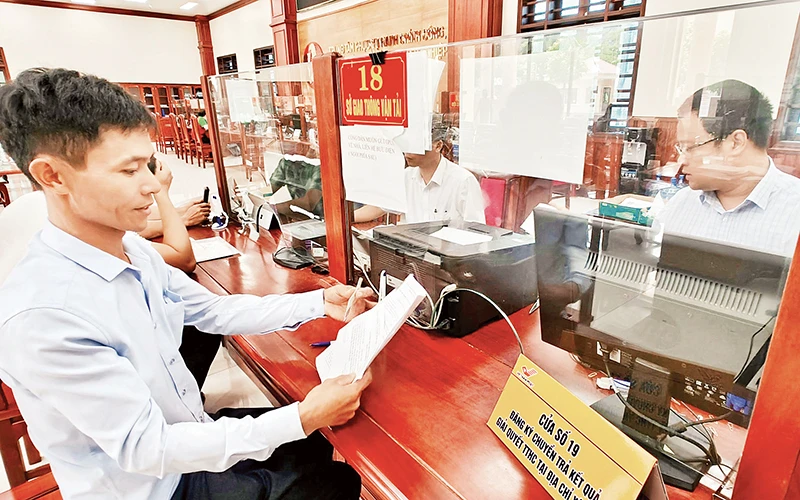 Người dân, doanh nghiệp làm thủ tục hành chính tại Trung tâm Phục vụ hành chính công, Xúc tiến đầu tư và Hỗ trợ doanh nghiệp tỉnh Nam Định.