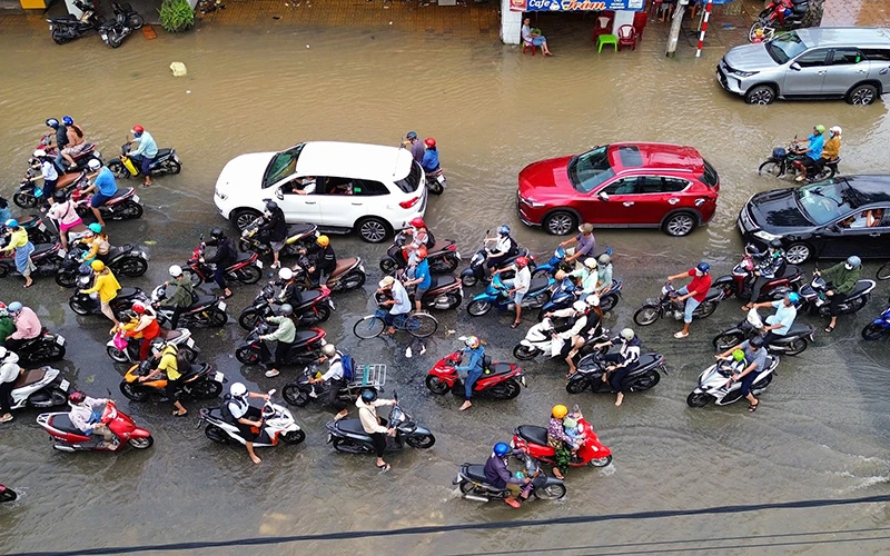 Nước ngập sâu khiến giao thông thành phố Cần Thơ ùn tắc, người dân di chuyển khó khăn.