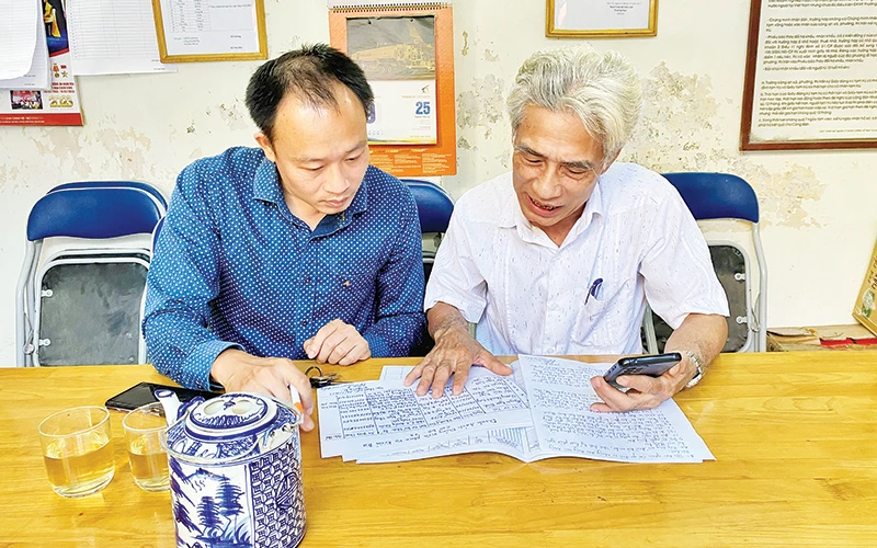 Lãnh đạo Ủy ban Mặt trận Tổ quốc phường Ngọc Khánh, quận Ba Đình (bên trái) trao đổi với ông Nguyễn Hữu Bằng, Bí thư Chi bộ, Trưởng ban Công tác Mặt trận địa bàn dân cư số 3 về công tác giám sát đảng viên sinh hoạt hai chiều.