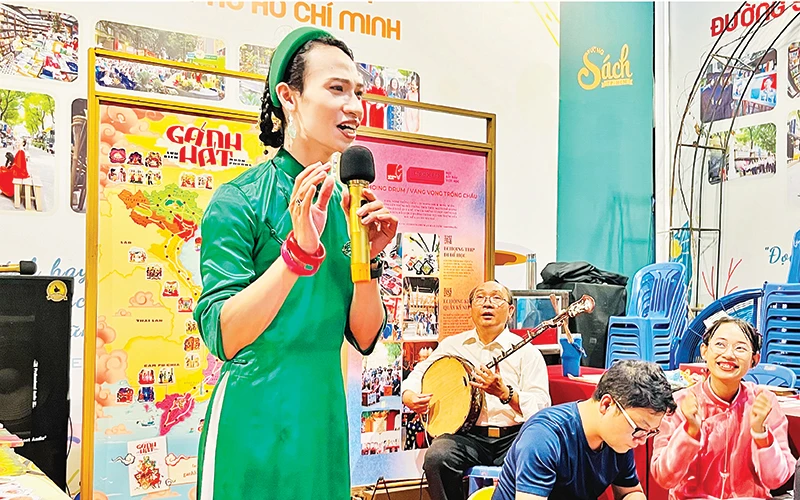 Diễn viên Hạ Nắng (áo dài xanh) diễn các trích đoạn cải lương, đờn ca tài tử tại sân khấu nhỏ thuộc Đường Sách Thành phố Hồ Chí Minh. 