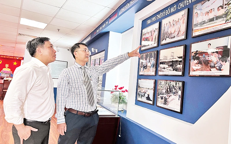 Không gian văn hóa Hồ Chí Minh đang trở thành một nét đặc trưng riêng của Thành phố Hồ Chí Minh. Trong ảnh: Triển lãm không gian văn hóa Hồ Chí Minh tại một doanh nghiệp.