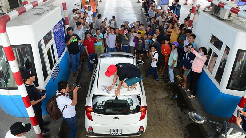 Năm 2017, một số lái xe đã có hành động quá khích, vi phạm pháp luật nhằm gây áp lực cho trạm BOT Cai Lậy ở tỉnh Tiền Giang.