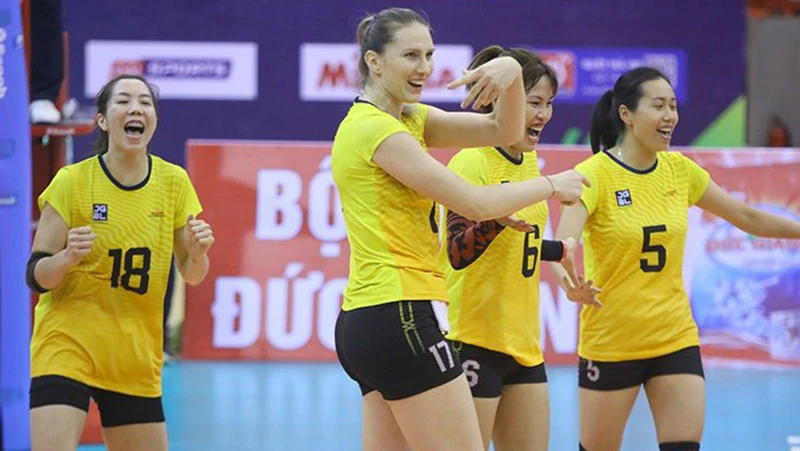 Nữ VĐV Polina Rahimova (số 17, người Azerbaijan) của Hóa chất Đức Giang Tia Sáng nhận được nhiều kỳ vọng.