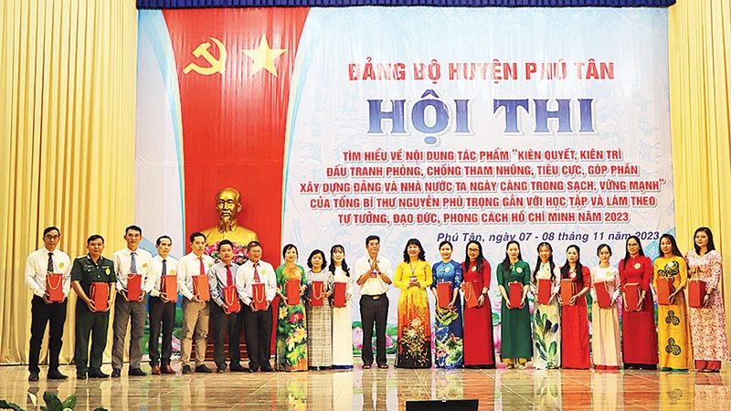 Ban tổ chức tặng quà lưu niệm cho các thí sinh tham gia hội thi.